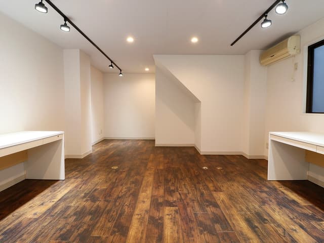 個室_オフィス。広々とした空間になっています。