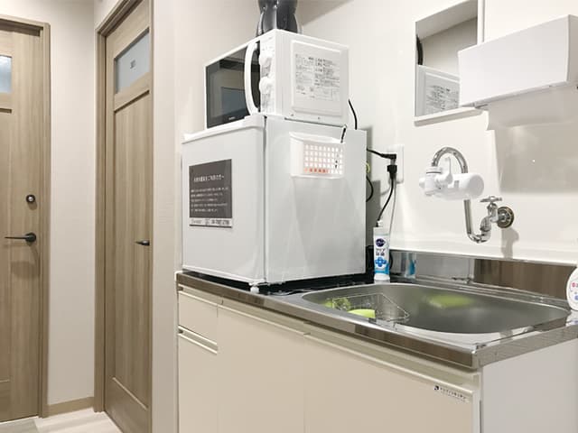 共用部_ミニキッチン。入居者ならだれでも、電子レンジやシンクをご利用いただけます。