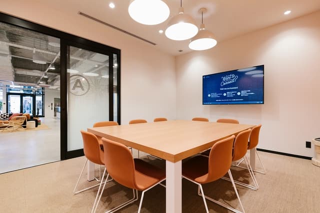 共用部_来客とのお打ち合わせや商談、チームのミーティングにご利用いただけます。©WeWork※画像はイメージです。