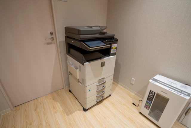 共用設備_複合機。従量課金制で印刷・スキャン等が可能です。