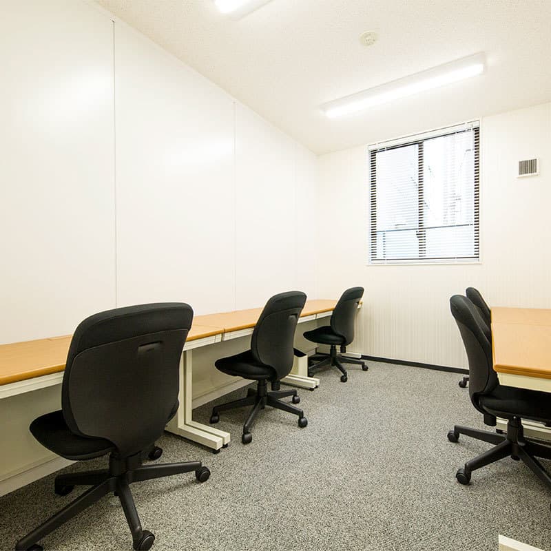 個室_オフィス家具が人数分ついてきます。