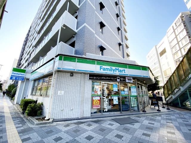近隣のコンビニ_ファミリーマート 新大阪駅東口店 (徒歩1分)