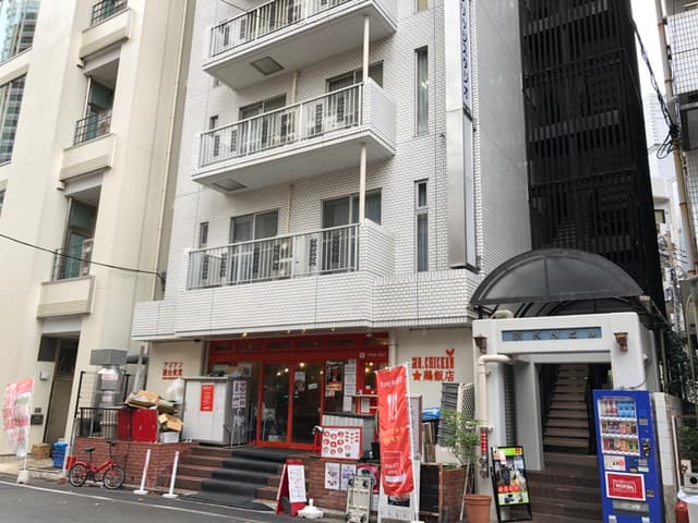 外観_ビルの外観です。1階部分には飲食店が入っています。