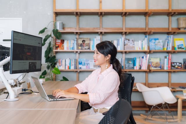 大型モニターを利用してお仕事