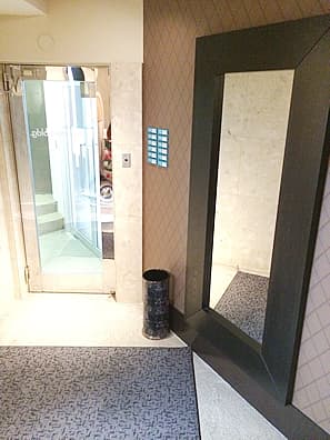 エントランス_大きな姿見が設置されています