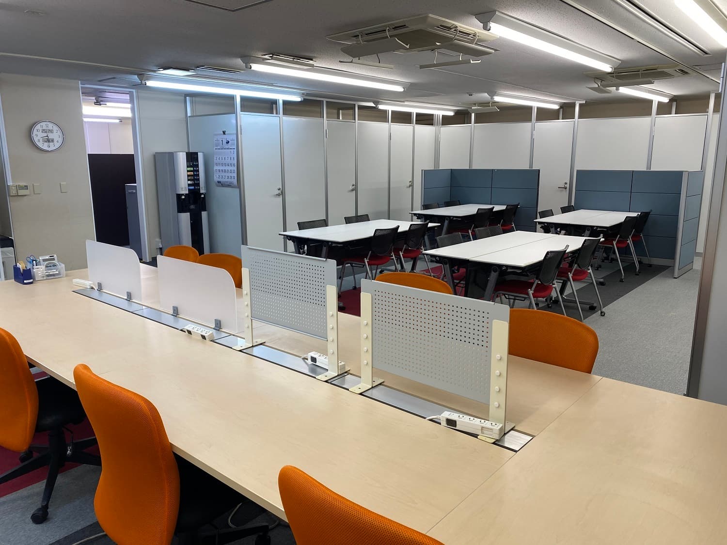 共用部_フリースペース。文房具、コンセント完備で作業にもとても便利です。