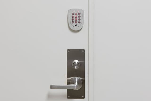 外観_オフィス入口。暗証番号式オートロックを完備しています。