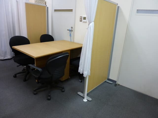 共用部_応接室。簡単な打ち合わせやミーティングが可能です。