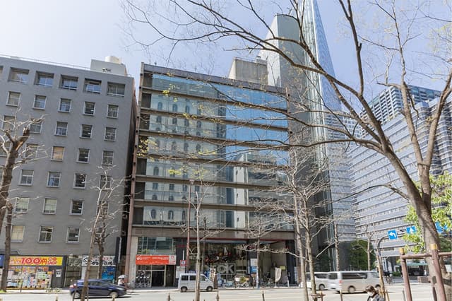 外観_大阪本町のエリアのメインストリート、堺筋に面した好立地。周りには飲食店やコンビニ、カフェ、書店などがあります。