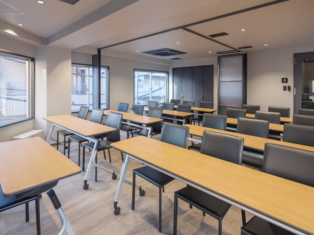 共用部_ミーティングルーム。1フロアでのご利用も可能です。