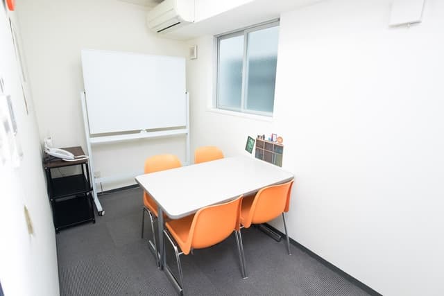 個室_4名様用の会議室です。ホワイトボードもご利用いただけます。
