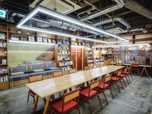 ワークスペース_1Fワークスペースです。GOEN利用・シェアオフィス利用の方は無料でお使いいただけます。