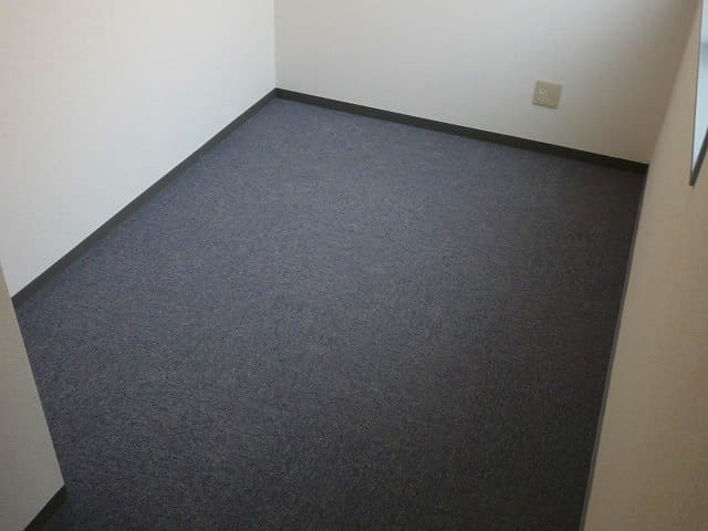 個室_3名個室の一例です_各個室にコンセントと有線LANがついております_