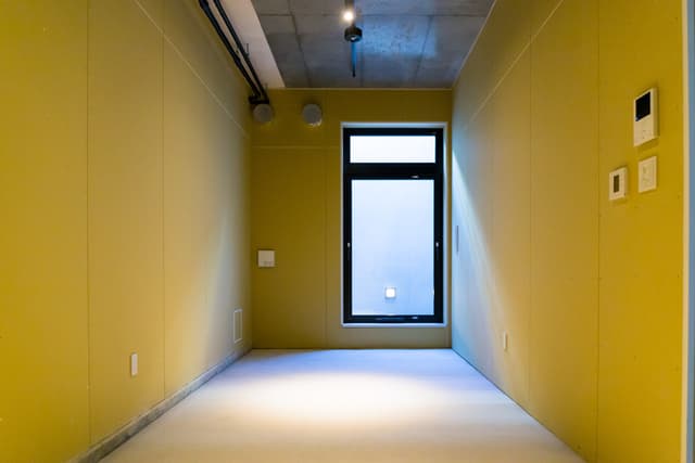 個室_斜光の取り入れも十分あり換気も効果的に行えます。