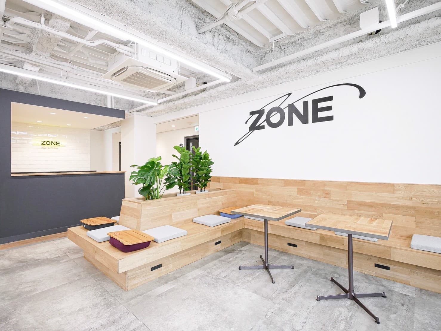 エントランス_受付スタッフが対応いたします