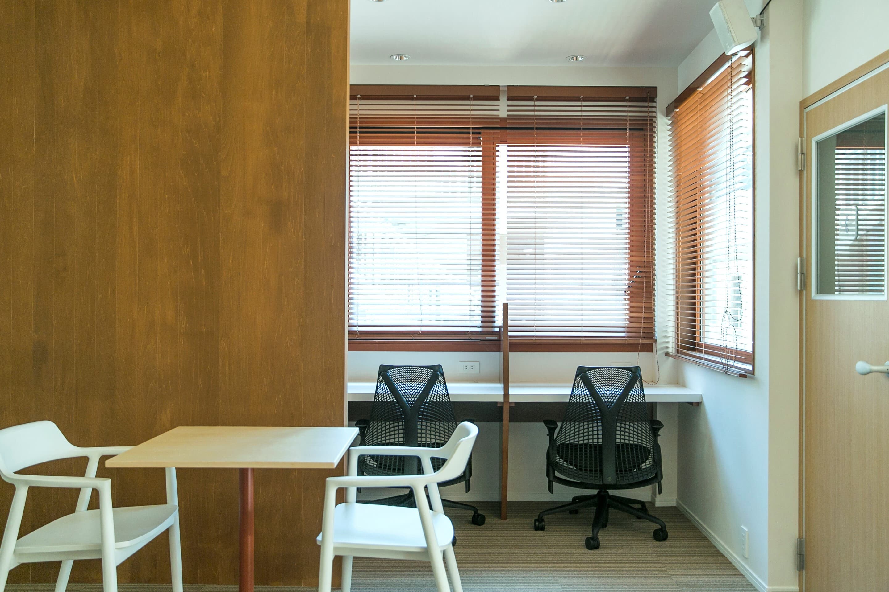 共用部_オープンラウンジ。窓面積も大きく、採光も十分確保された明るいオフィスです。