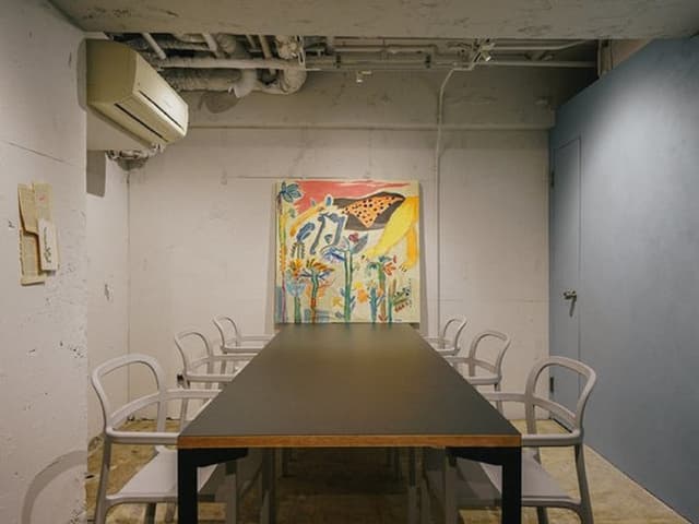 共用部_会議室です。個室となっているため、周囲の目を気にせずに会議、打ち合わせに取り組めます。