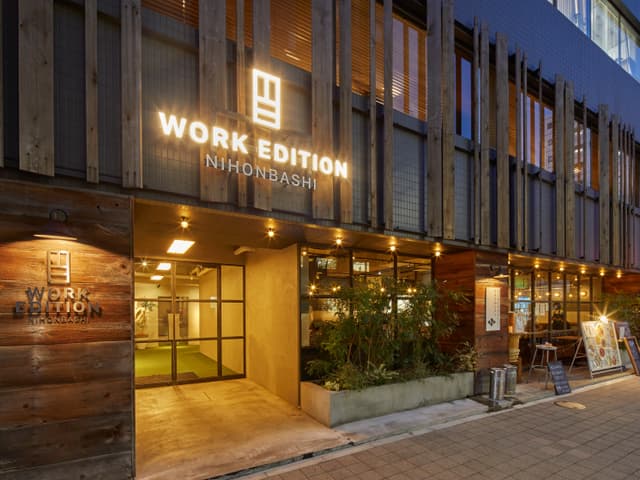 外観_エントランス。夜も自然な明かりでオシャレな雰囲気です。