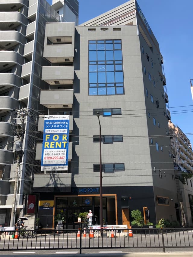 外観_グレーのタイル張りで、デザイン性が高く綺麗なオフィスです。