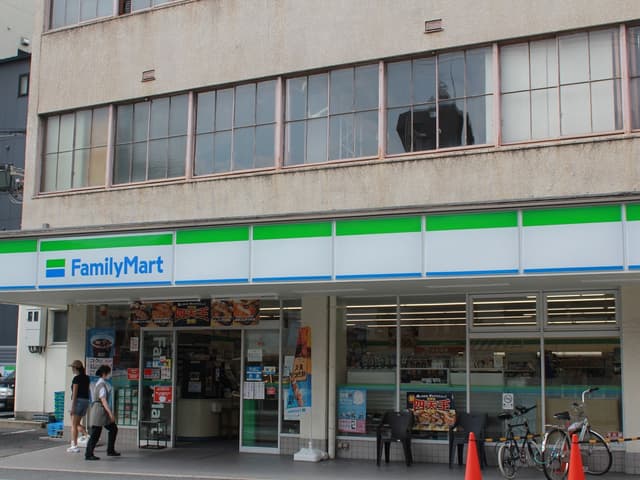 近隣のコンビニ_ファミリーマート 新町高辻店(徒歩3分)
