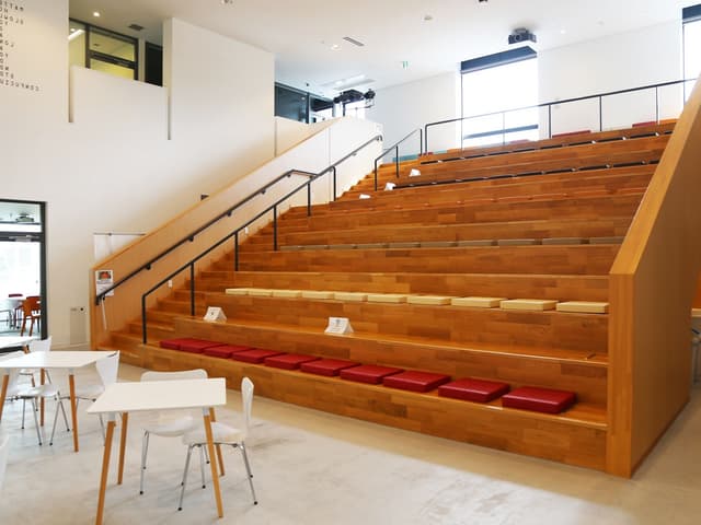 共用部_階段教室。様々なセミナー・イベントが開催されます。時間貸しでご利用いただけます。