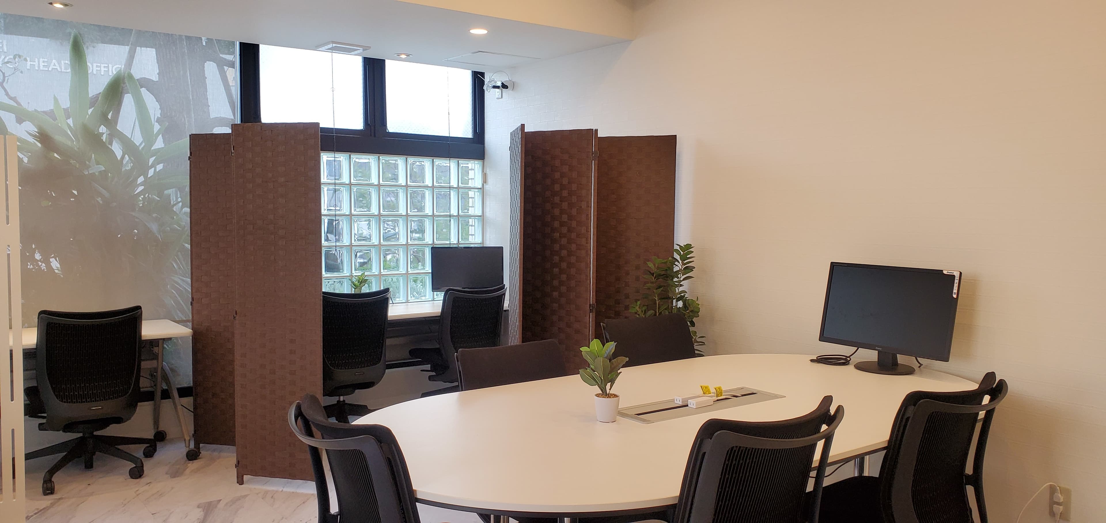 共用部_コワーキングスペース。デザイン性が高くモチベーションを低下させることなく働くことが出来ます。