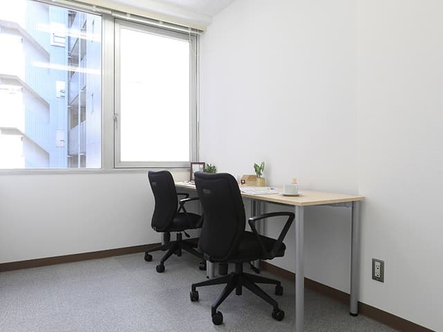 個室_窓があり、開放的な印象です。©Regus