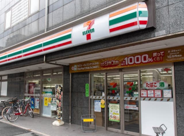 近隣のコンビニ_セブン-イレブン 六本木3丁目店(徒歩1分)