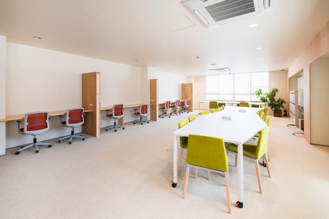 共用部_コワーキングスペース。個室をご契約の方も、デスクをご契約の方もご利用いただけます。