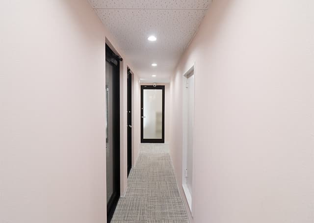 共有部_廊下。個室オフィスは施錠可能となっています。