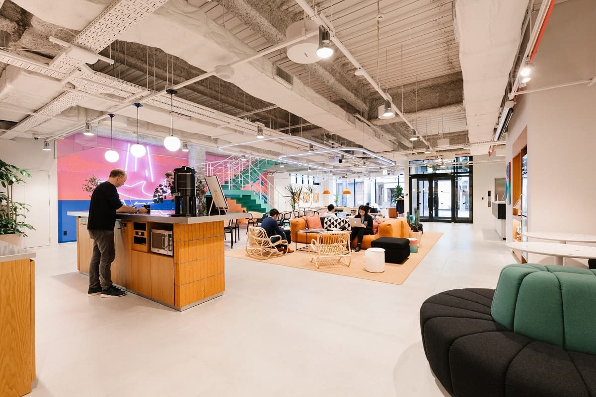共有部_ラウンジ。作業はもちろん休憩スペースとしても過ごすことができます。©WeWork※画像はイメージです。