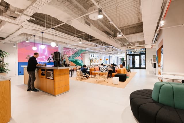共有部_ラウンジ。作業はもちろん休憩スペースとしても過ごすことができます。©WeWork※画像はイメージです。