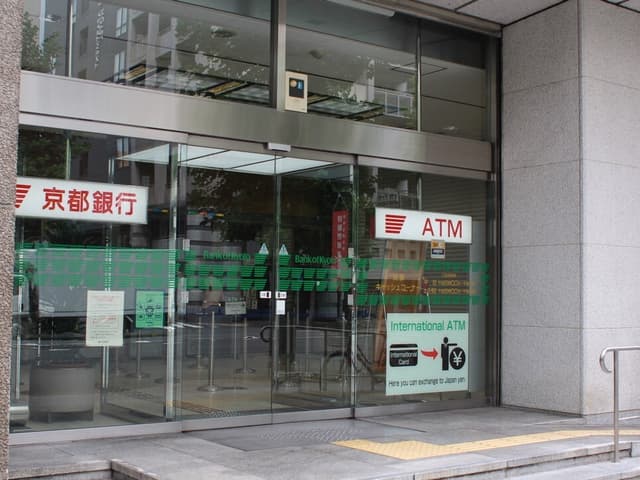 近隣の銀行_京都銀行本店(徒歩5分)