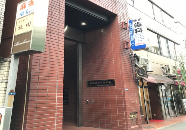 エントランス_レンガ造りの大きいエントランスが目印となっています。