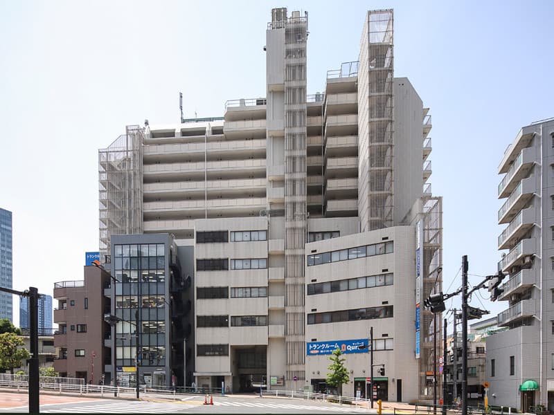 外観_ビルの前が開けているので視認性が高いビルです©Regus