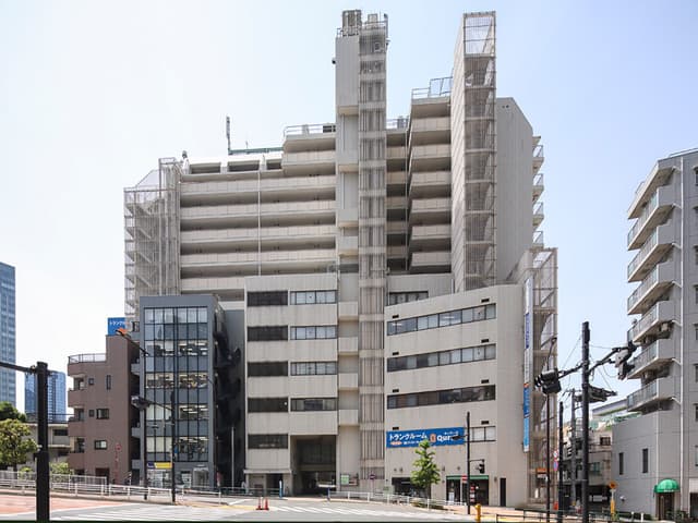 外観_ビルの前が開けているので視認性が高いビルです©Regus