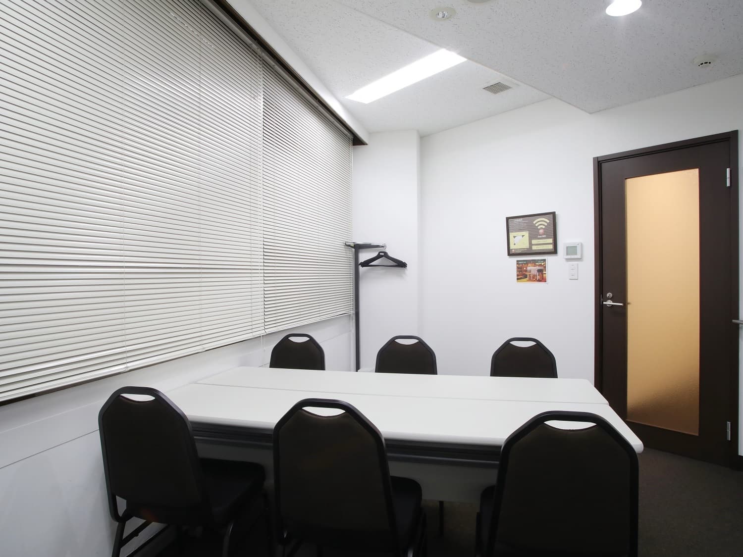 個室_4名用の個室です。シンプルなデザインが施されています。