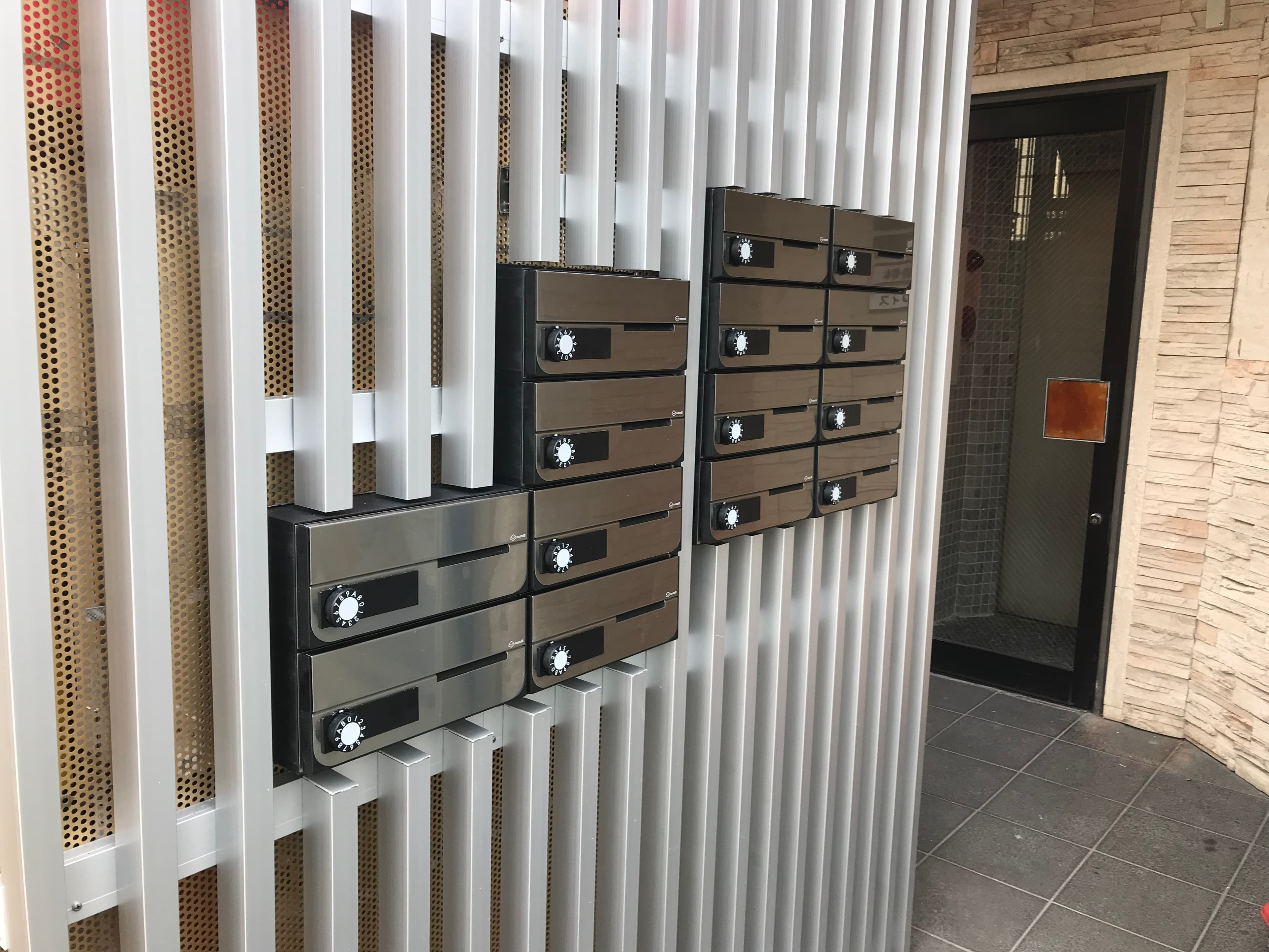 ポスト_建物の入り口部分には、各個室専用のポストが設置されています。