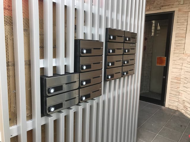 ポスト_建物の入り口部分には、各個室専用のポストが設置されています。