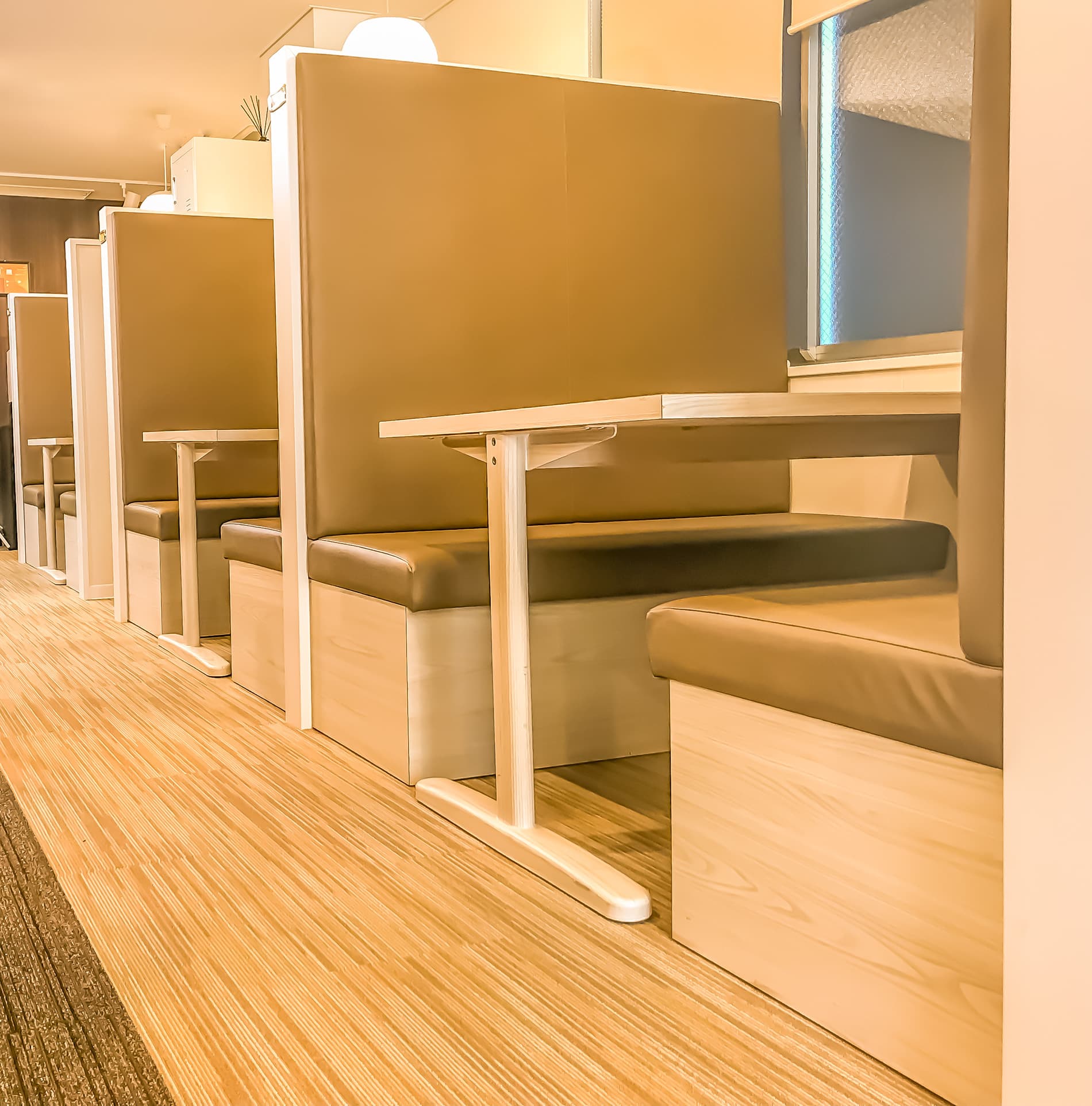 ブース席_軽いミーティングなどにも利用できるソファーシートです。