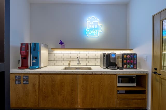 Pantry_コーヒーメーカーや電子レンジなどの各種アメニティが充実しています。