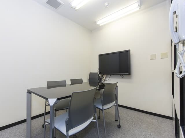 共用部_会議室。ディスプレイ付きのお部屋やホワイトボード付きのお部屋がございます。