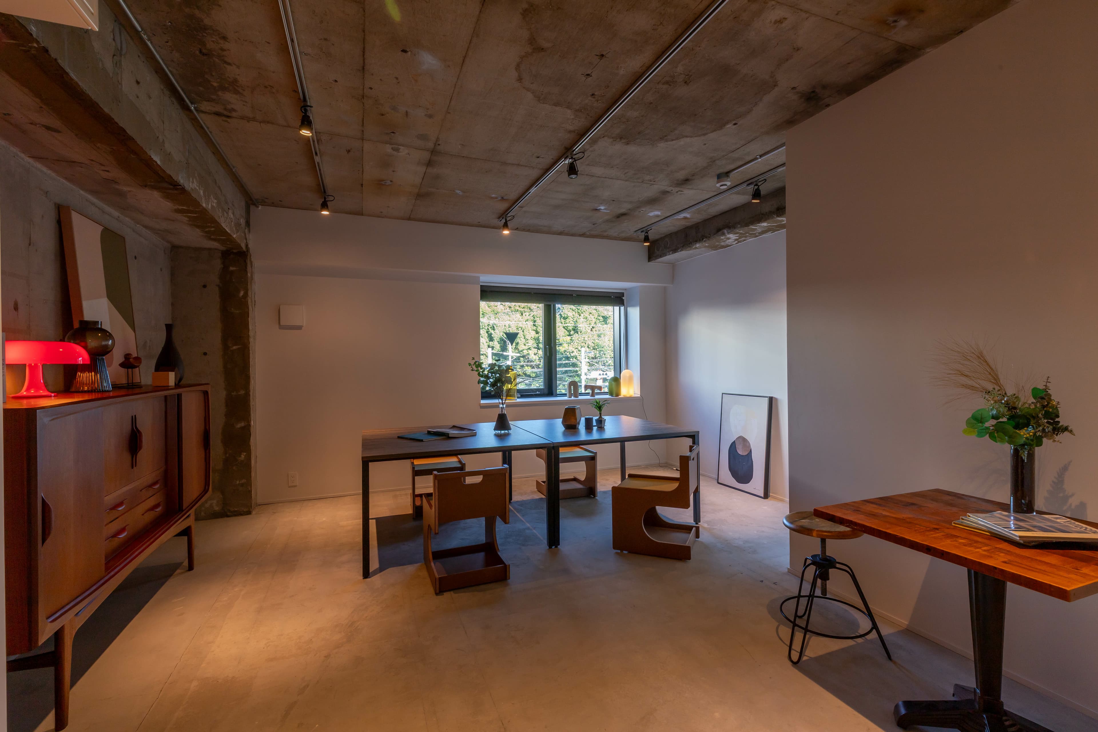 共有部_ラウンジ。他社とのコミュニケーションの場としても利用可能です。