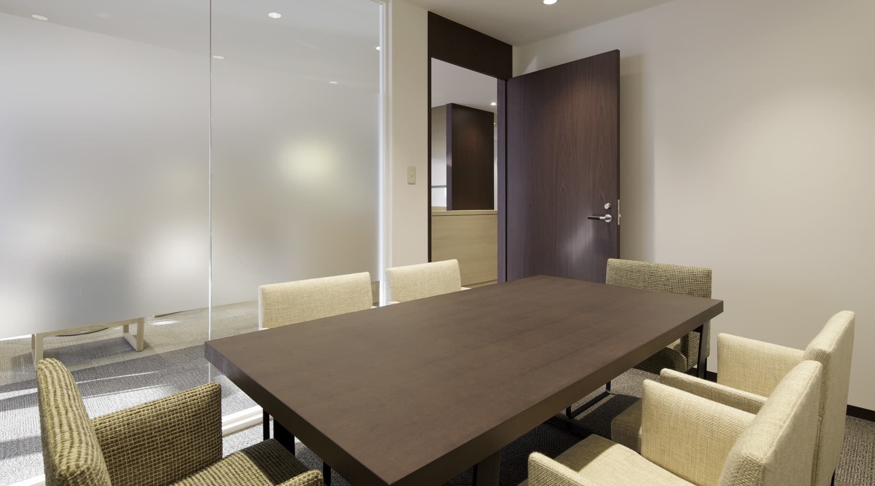 会議室_連続2時間(最大1日4時間)、無料で使用することができます。