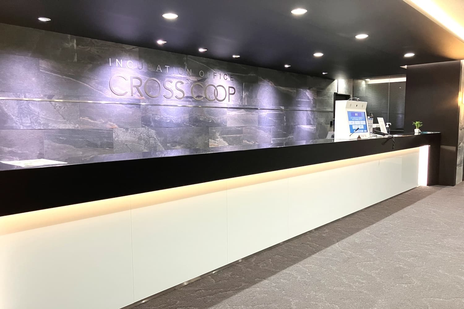 レセプション_3階。平日の9:00~18:00の間は受付スタッフが常駐しており来客や郵便物受け取りなどの対応が可能です。