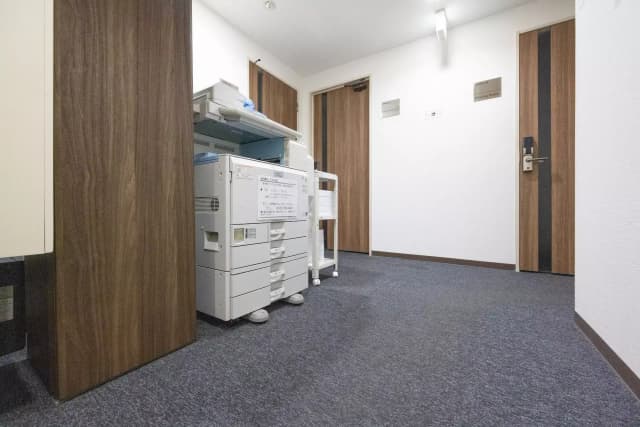 その他_複合機。毎月白黒100枚、カラー20枚が無料で印刷できます。