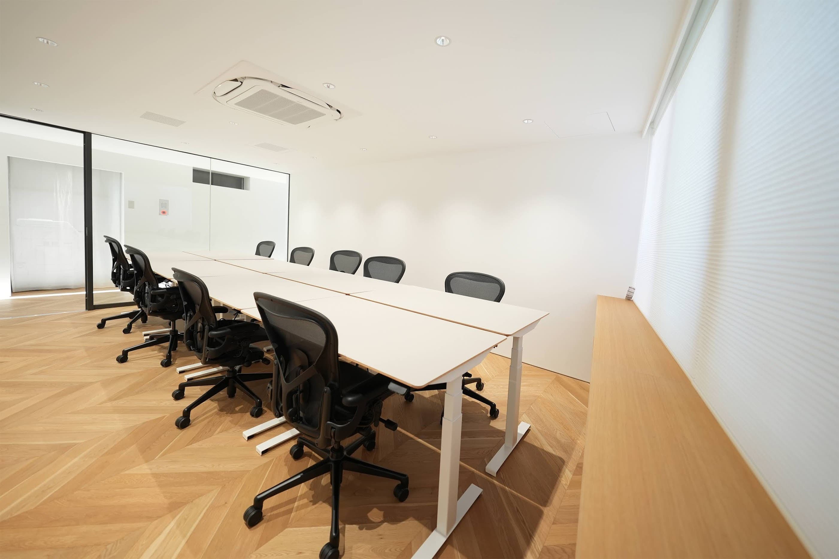 全室オリジナルの昇降式デスクとアーロンチェア完備