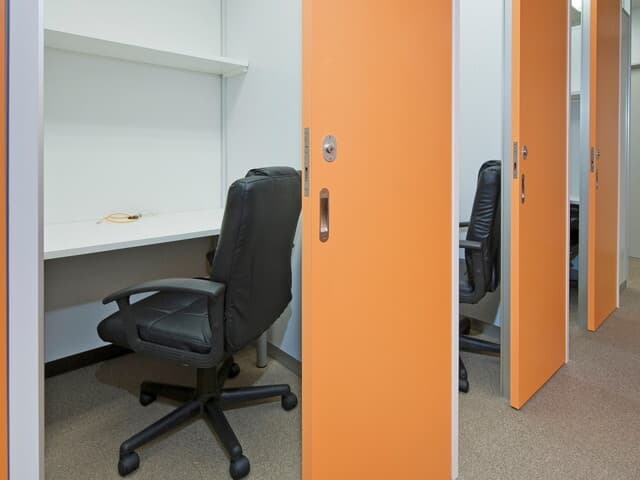 サガミ個室のチェアとデスク、ネット環境などが準備されており、自分の業務にすぐに取り掛かれます。