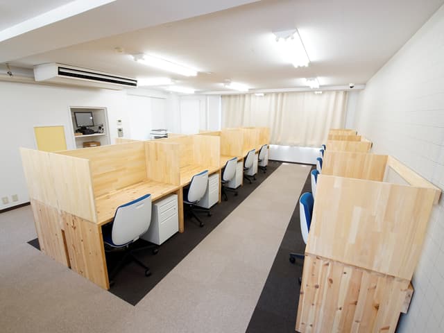 共用部_フリーデスク。無料のWifiや複合機(スキャナ機能以外は有料となります)もご利用いただけます。