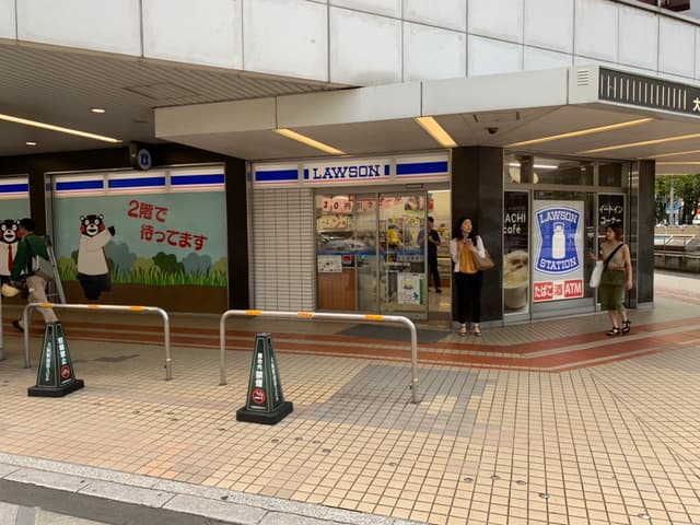 周辺のコンビニ_ローソン大阪駅前第三ビル店